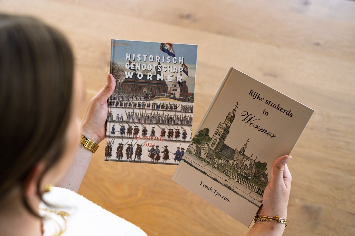 Persoon met gedrukte boeken in handen Persoon met gedrukte boeken in handen