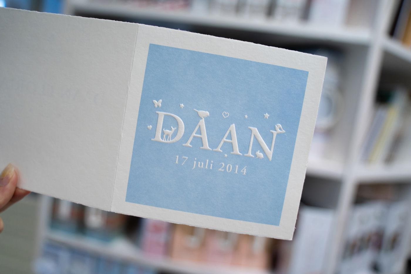 Geboortekaart met preeg in blauw en wit met naam en datum Geboortekaart met preeg in blauw en wit met naam en datum