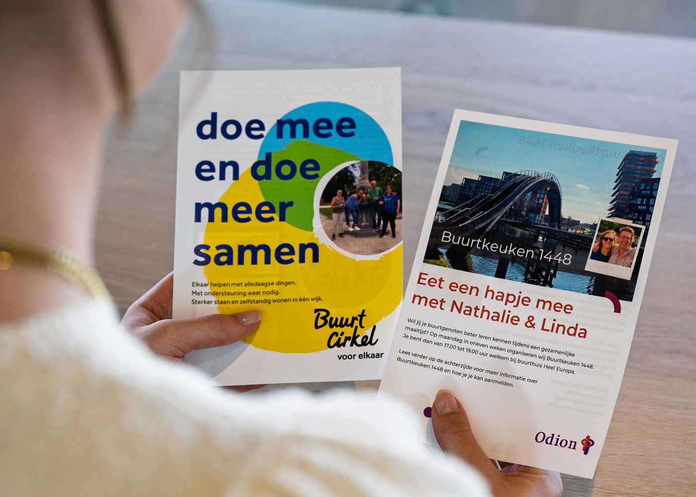Persoon met gedrukte flyers in handen Van ontwerp tot drukwerk: 5 tips voor sterke flyers