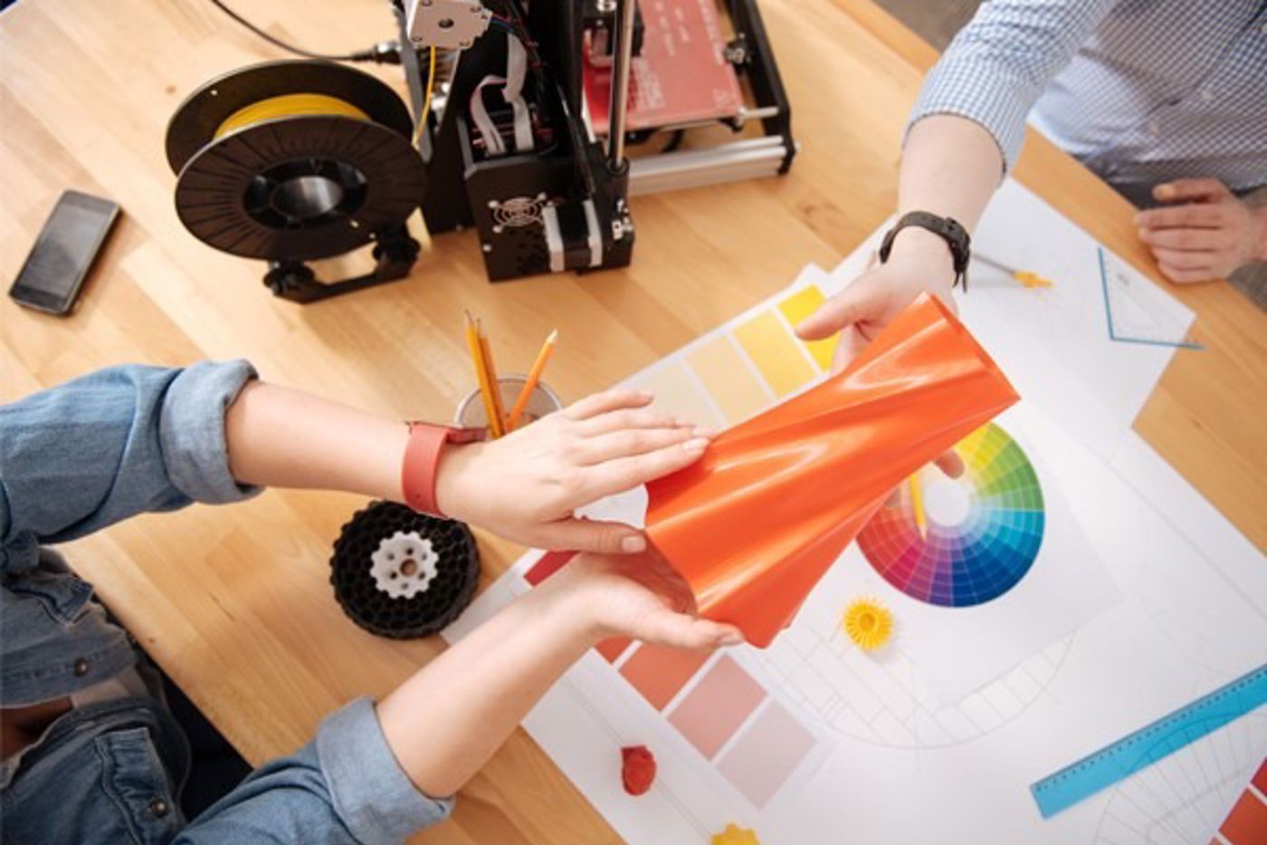 Persoon die oranje anamorfose print vastheeft Persoon die oranje anamorfose print vastheeft