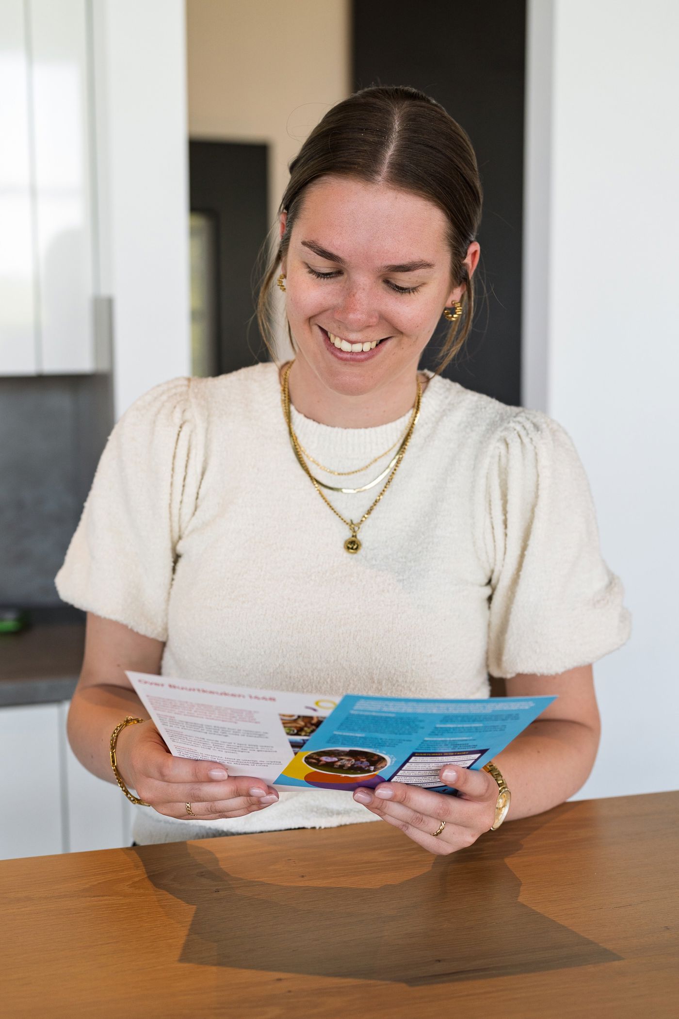 Persoon met gedrukte flyers in handen