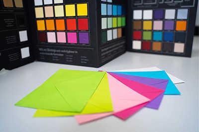 Verschillende papier kleuren drukwerk