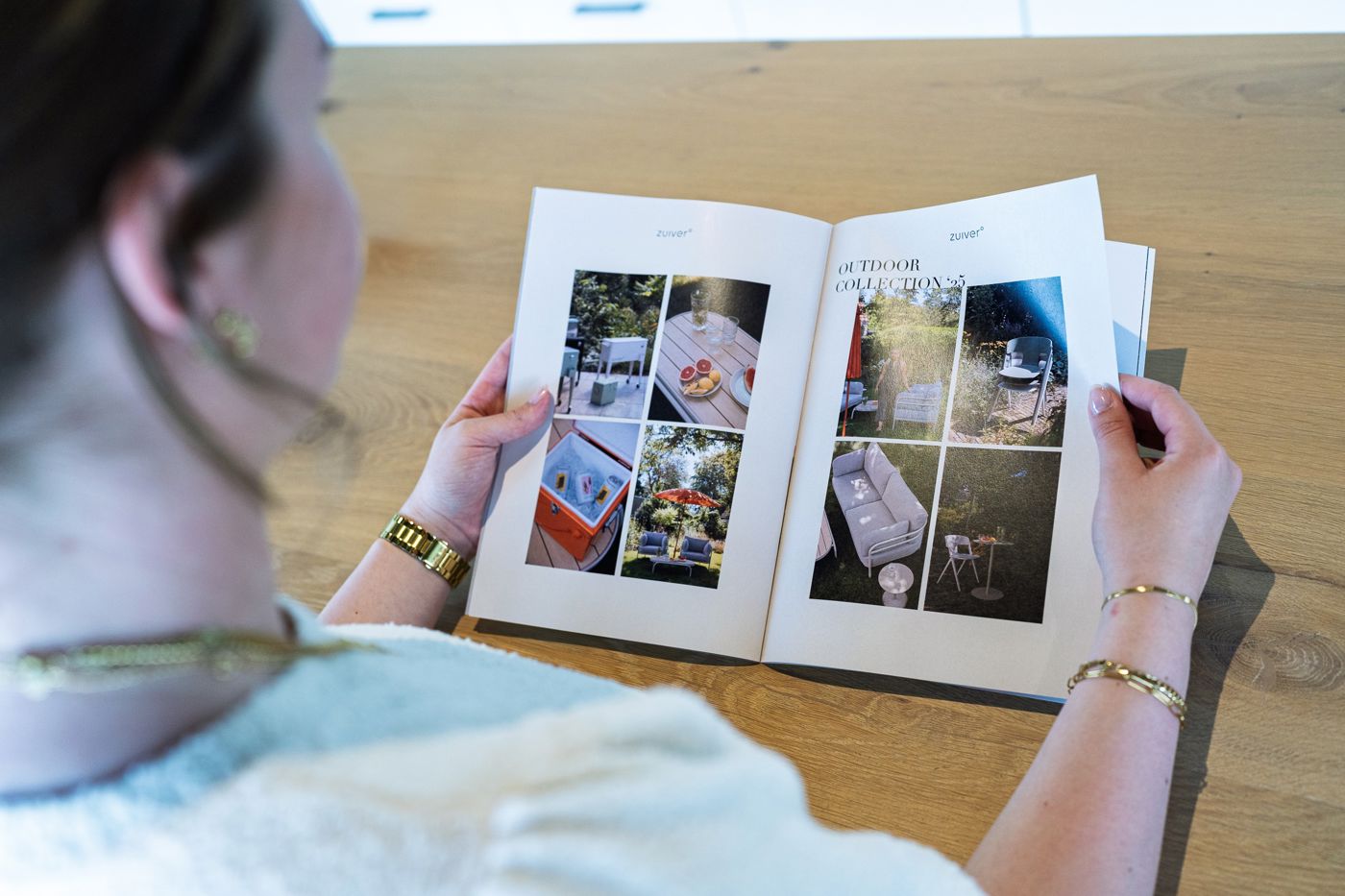 Persoon met gedrukte brochure handen