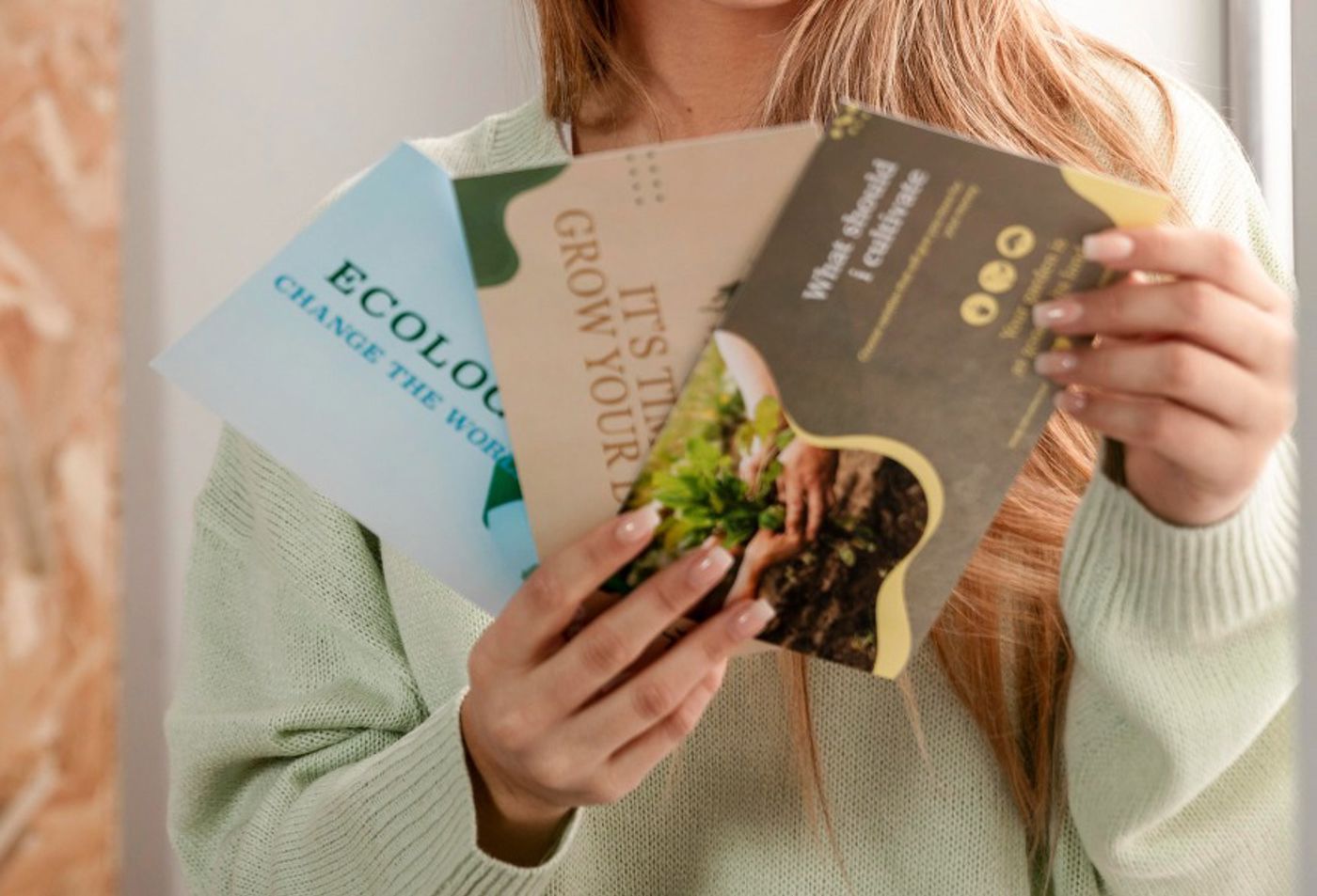 Vrouw die folders vasthoud