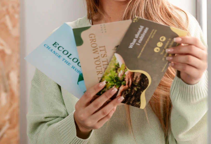 Vrouw die folders vasthoud