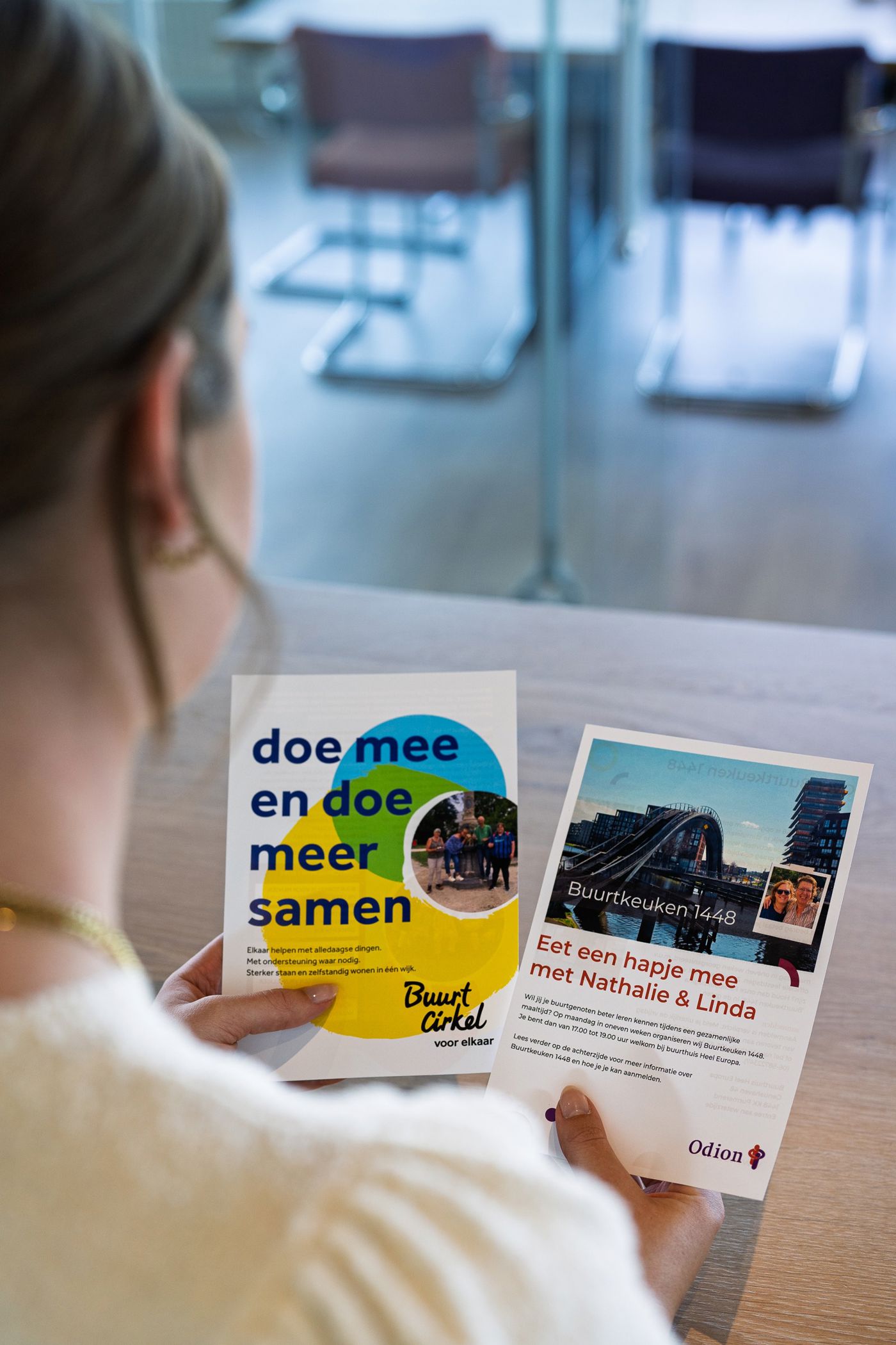 Persoon met gedrukte flyers in handen Persoon met gedrukte flyers in handen