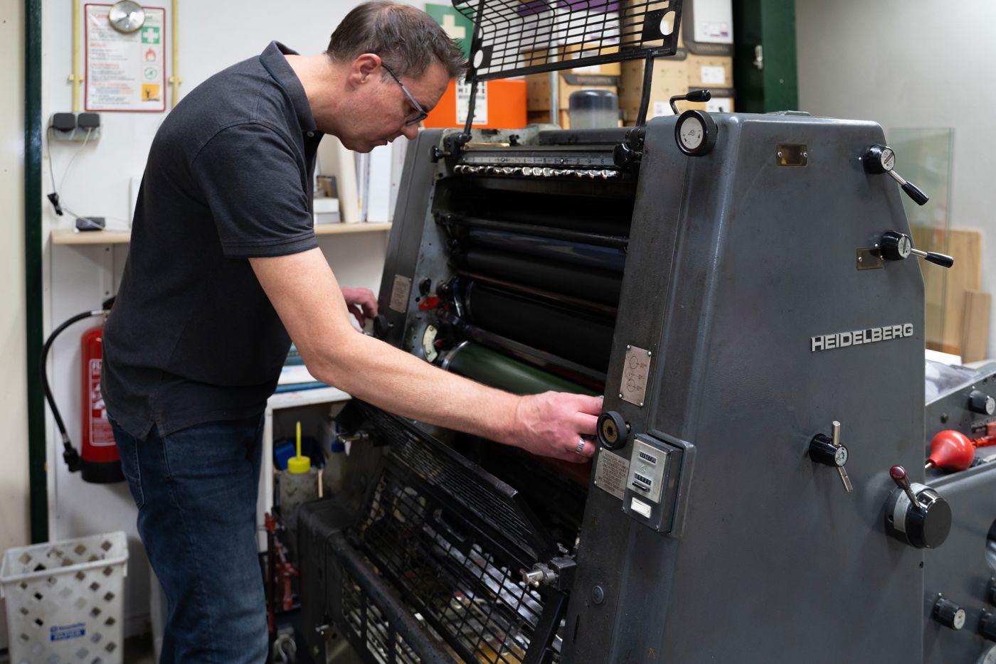 Persoon die werkt met offset drukker Heidelberg Zaansprint Persoon die werkt met offset drukker Heidelberg Zaansprint