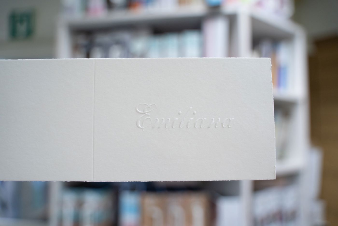 Preeg van een naam in drukwerk 