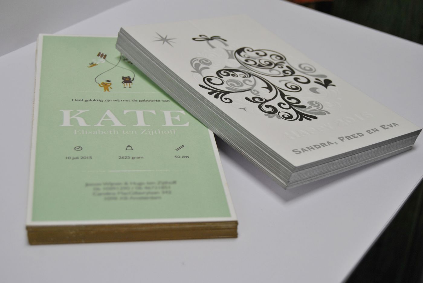 Gedrukte uitnodigingen op een stapel